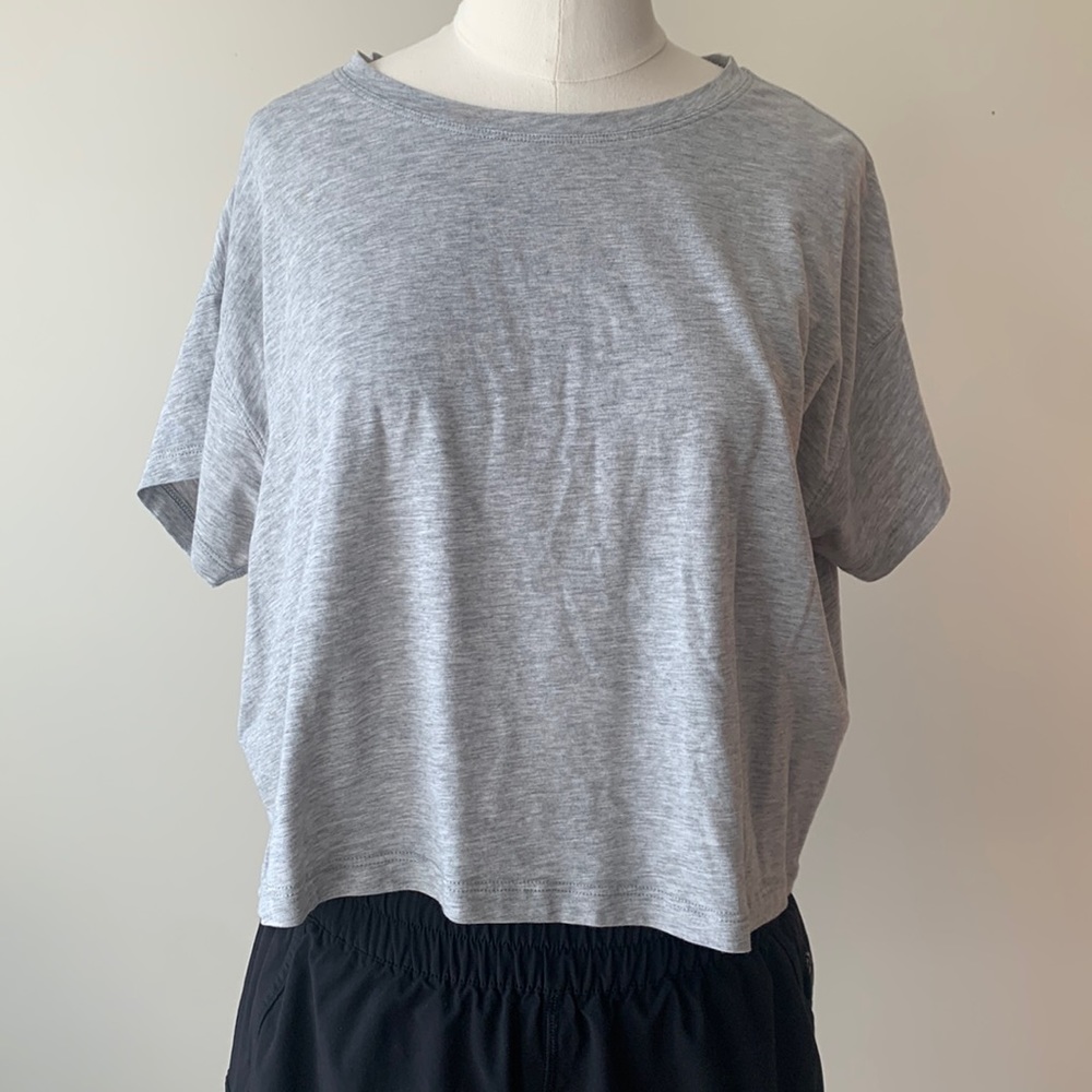 Lulu gray cropped tee size 8!!